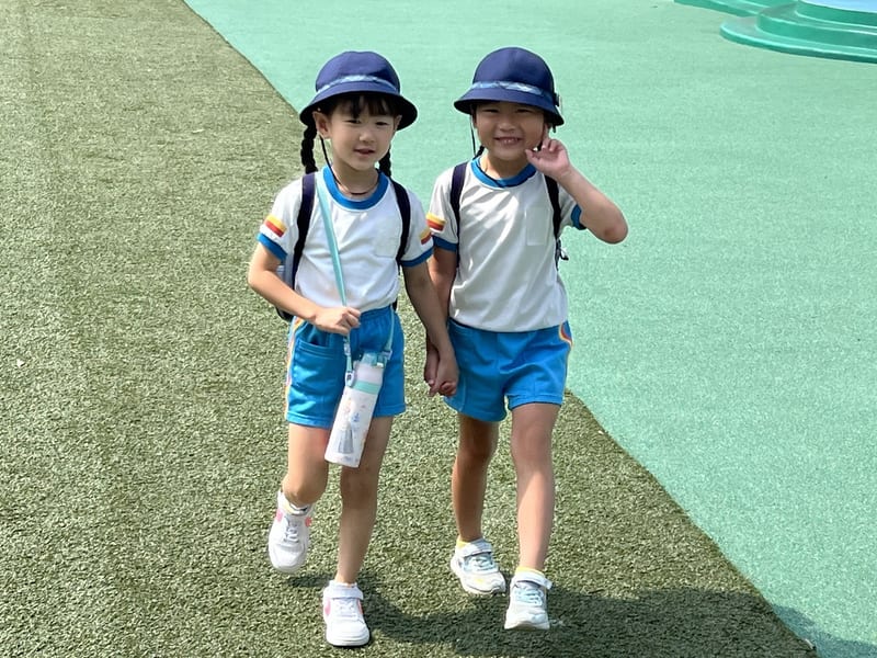 Children arriving hand in hand
