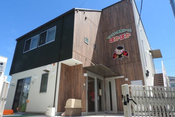 The Den-en Poka-poka building, with its ladybird sign